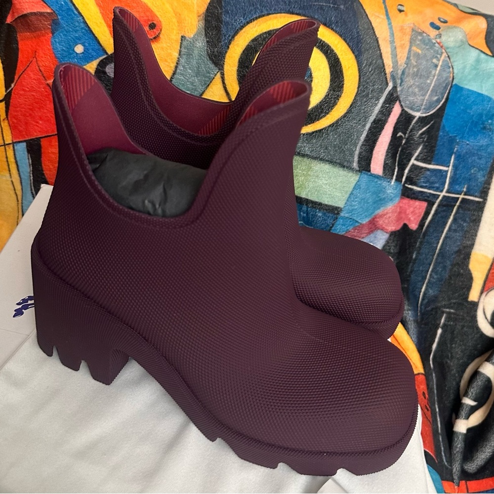Burberry Mash Heels Boots /
Aubergine